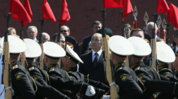 Putin odbiera defiladę na Placu Czerwonym. Fot. PAP/EPA
