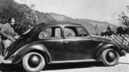 Volkswagen - Ferdinand Porsche podczas jazdy próbnej w Austrii. 1939 r. Fot. NAC