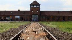 Drewniane tabliczki na kolejowej rampie na terenie byłego obozu zagłady KL Birkenau. Fot. PAP/G. Momot