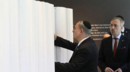 Premier Izraela Benjamin Netanyahu oraz minister Bogdan Zdrojewski otwierają wystawę "Szoa". Fot. PAP/J. Bednarczyk