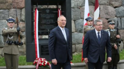 Prezydenci Andris Berzinis i Bronisław Komorowski podczas uroczystości w Dyneburgu. Fot.PAP/L.Szymański