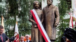 Pomnik Lecha i Marii Kaczyńskich w Radomiu. Fot. PAP/M.Walczak