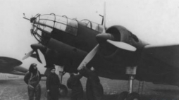 Załoga samolotu PZL-37 "Łoś" przy maszynie. Fot. NAC