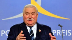 Lech Wałęsa odbiera nagrodę Point Alpha. Fot. PAP/EPA