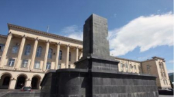 Pusty cokół zdemontowanego pomnika Józefa Stalina w Gori. Fot. PAP/EPA