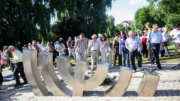 Obchody 67. rocznicy pogromu kieleckiego przy pomniku Menory. Fot. PAP/M. Walczak