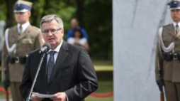 Prezydent Bronisław Komorowski podczas odsłonięcia Pomnika Ofiar Zbrodni Wołyńskiej. Fot. PAP/R. Guz