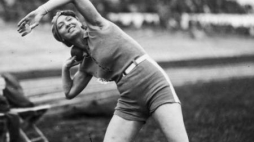 Halina Konopacka na zawodach lekkoatletycznych na Stadionie Wojska Polskiego w Warszawie. 1930 r. Fot. NAC 
