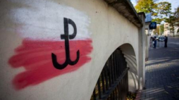 Symbol Polski Walczącej namalowany na murze w parku przy ul. Jana Pawła II w Kielcach. Fot. PAP/M. Walczak