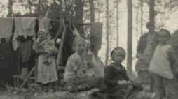 Uchodźcy w bazie samoobrony Przebraże (1943-1944). Źródło: IPN