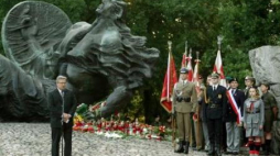 Prezydent Bronisław Komorowski na Cmentarzu Powstańców Warszawy. Fot. PAP/T. Gzell