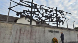 Kanclerz Angela Merkel na terenie b. obozu koncentracyjnego Dachau. Fot. PAP/EPA