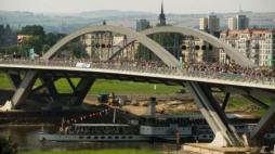 Drezno - kontrowersyjny most na Łabie. Fot. PAP/EPA