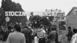 Strajk przed bramą Stoczni Gdańskiej im. Lenina. Fot. PAP/CAF/J. Uklejewski
