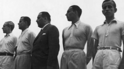 Stoją od lewej: Adam Baworowski, Józef Hebda, Aleksander Olchowicz, Czesław Spychała, Ignacy Tłoczyński. Fot. NAC 
