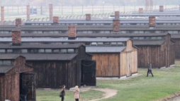 Drewniane baraki dawnego niemieckiego obozu KL Auschwitz II-Birkenau. Fot. PAP/J. Bednarczyk