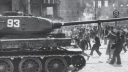 Sowiecki czołg na berlińskiej ulicy w 1953 roku. Źródło: NIH