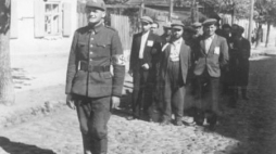 Litewski policjant prowadzący grupę żydowskich robotników. Wilno, 1941 r. Źródło: Wikimedia Commons. Fot. Bundesarchiv
