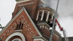 Strażacy gaszą pożar zabytkowego kościoła Św. Wojciecha w Białymstoku. Fot. PAP/A. Reszko