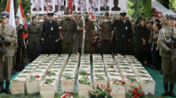 Uroczyste odprowadzenie na miejsce tymczasowego spoczynku szczątków ofiar reżimu komunistycznego. Fot. PAP/P. Supernak