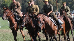 Ćwiczenia kawalerii na krakowskich Błoniach. Fot. PAP/J. Bednarczyk