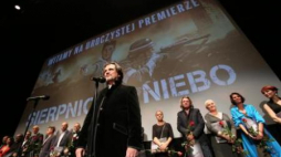 Reżyser Irek Dobrowolski, twórcy filmu i aktorzy przed premierowym pokazem. Fot. PAP/L.Szymański