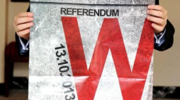 Plakat PiS promujący referendum w sprawie odwołania prezydent Warszawy Hanny Gronkiewicz-Waltz. Fot. PAP/T. Gzell