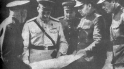 Gen. Iwan Czerniachowski (drugi z lewej) i gen. N. Kryłow (czwarty z lewej). Źródło: IPN