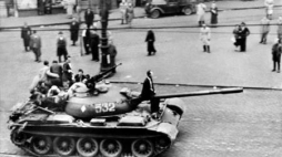 Powstańcy w zdobycznym sowieckim czołgu na ulicy Budapesztu. Fot. PAP/KEYSTONE