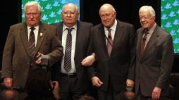 12. Szczyt Laureatów Nagrody Nobla. Lech Wałęsa, Michaił Gorbaczow, F.W. de Klerk i Jimmy Carter. Fot. PAP/EPA