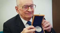 Władysław Bartoszewski przekazuje medal Sprawiedliwy Wśród Narodów Świata. Fot. PAP/R. Guz