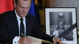 Donald Tusk wpisuje się do księgi kondolencyjnej, wystawionej po śmierci Tadeusza Mazowieckiego. Fot. PAP/R. Pietruszka
