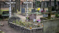 Grób rodzinny, w którym zostanie pochowany Tadeusz Mazowiecki. Fot. PAP/J. Turczyk