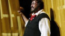Luciano Pavarotti w "Tosce" G. Pucciniego. Metropolitan Opera. 14.03.2004. Fot. PAP/EPA