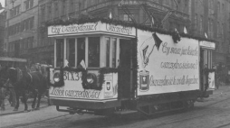  Dzień oszczędności w Katowicach. Tramwaj z afiszami propagandowymi. 1934 r. Fot. NAC