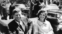 Prezydent USA John Kennedy z żoną Jacqueline. Fot. PAP/CAF