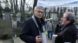 Olgierd Łukaszewicz i Mariusz Benoit w czasie kwesty na Powązkach. Fot. PAP/J. Turczyk