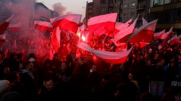 Uczestnicy Marszu Niepodległości idą ulicą Marszałkowską w Warszawie. Fot. PAP/T. Gzell