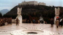 Widok z polskiego cmentarza wojennego na klasztor na Monte Cassino. Fot. PAP/T.Zagoździński