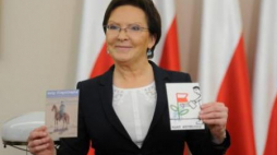 Ewa Kopacz prezentuje kartki z życzeniami z okazji Święta Niepodległości. Fot. PAP/B.Zborowski