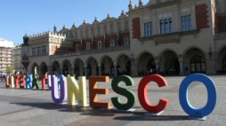 Instalacja na Rynku Głównym z okazji przyznania Krakowowi tytułu Miasta Literatury UNESCO. Fot. PAP/J. Bednarczyk