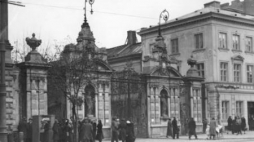 Brama Uniwersytetu Warszawskiego. 1933 r. Fot. NAC