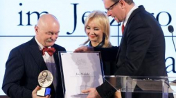 Jan Malicki odbiera Nagrodę im. Giedroycia. Fot. PAP/P. Supernak