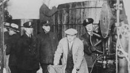 Podziemny browar wykryty przez policję w Detroit. Źródło: National Archives and Records Administration