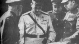 Gen. Iwan Czerniachowski (drugi z lewej), dowódca 3. Frontu Białoruskiego. Źródło: IPN