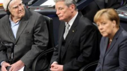 Pisarz Daniił Granin, prezydent Joachim Gauck i kanclerz Angela Merkel. Fot. PAP/EPA