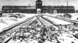 Auschwitz II - Birkenau - brama zwana Bramą Śmierci. Fot. Stanisław Mucha w luty-marzec 1945 r.