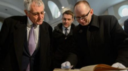Chuck Hagel (L) ogląda księgi kościelne w Dąbrówce Kościelnej. Fot. PAP/J. Kaczmarczyk