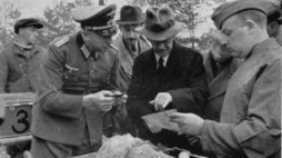 Były premier Polski Leon Kozłowski w czasie identyfikacji zwłok polskich oficerów. Katyń, 04.1943 r. Fot. PAP/CAF/Arch. 