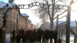 Dlegacja Knesetu podczas zwiedzania byłego niemieckiego obozu koncentracyjnego Auschwitz. Fot. PAP/A.Grygiel